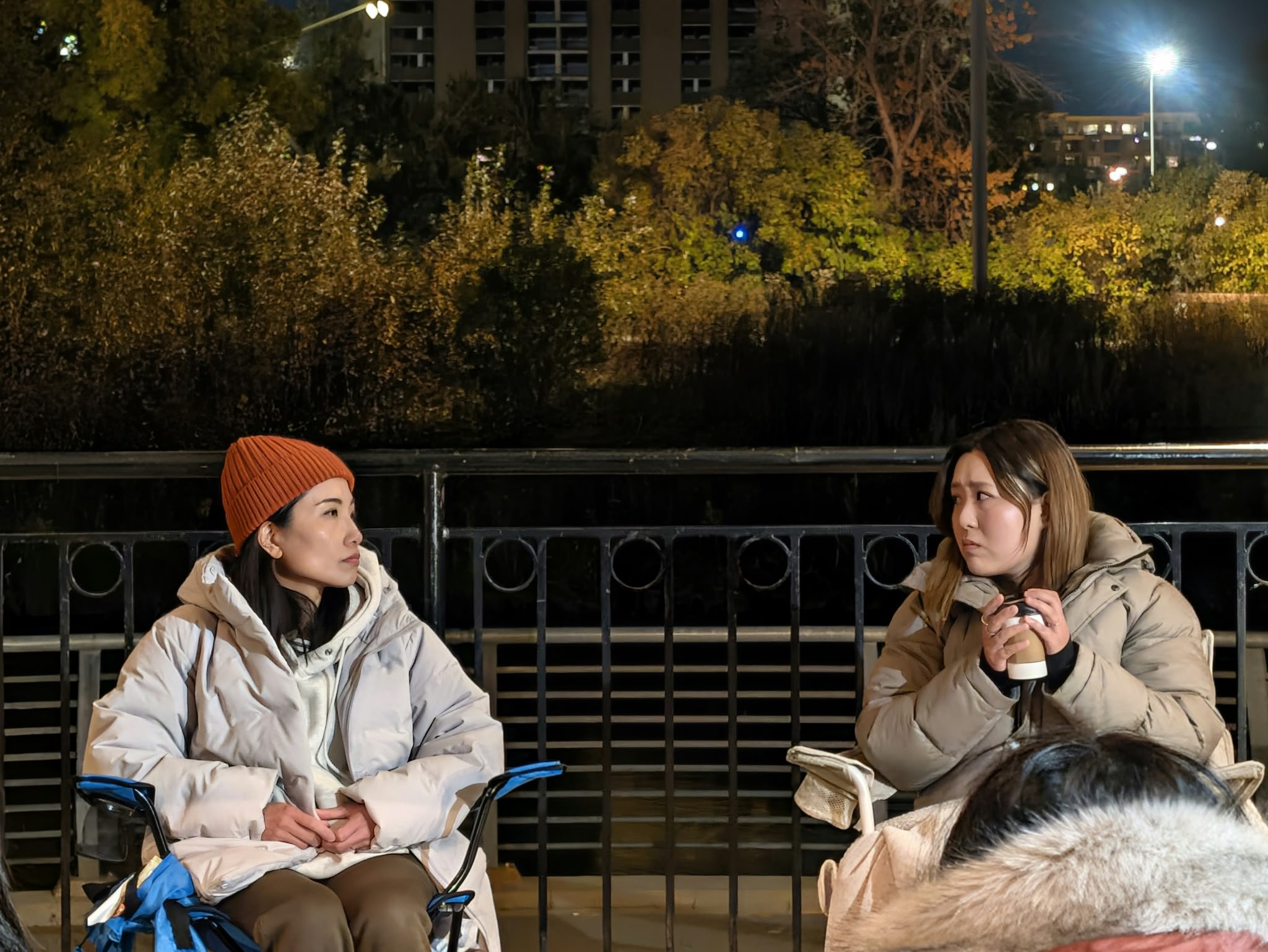 Gece, pavyonun çatısı altında iki kadın karşılıklı oturuyor.
